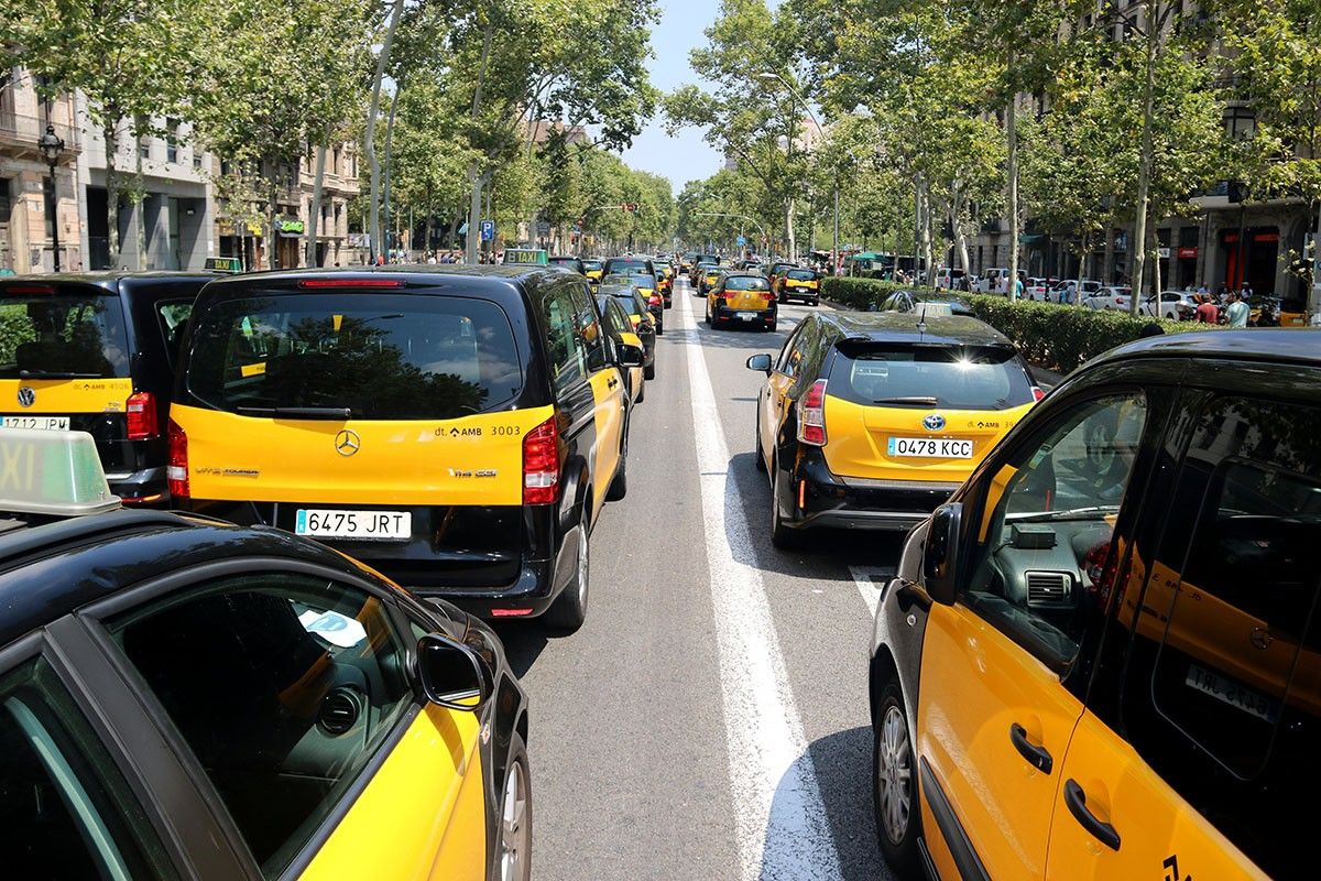 Els taxistes bloquejant la Gran Via de Barcelona aquest estiu.