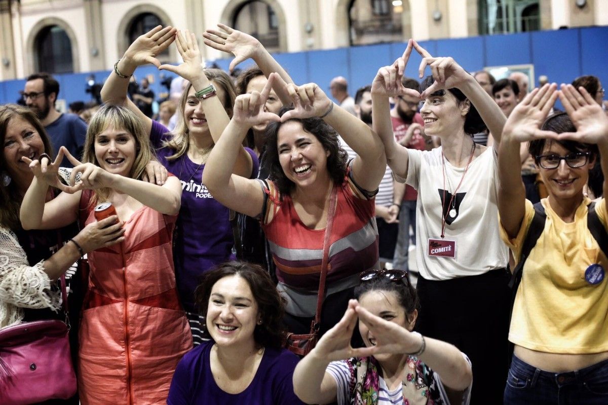 Eufòria femenista a la seu electoral d'En Comú Podem
