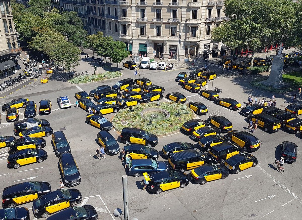 La protesta dels taxistes a la Gran Via de Barcelona