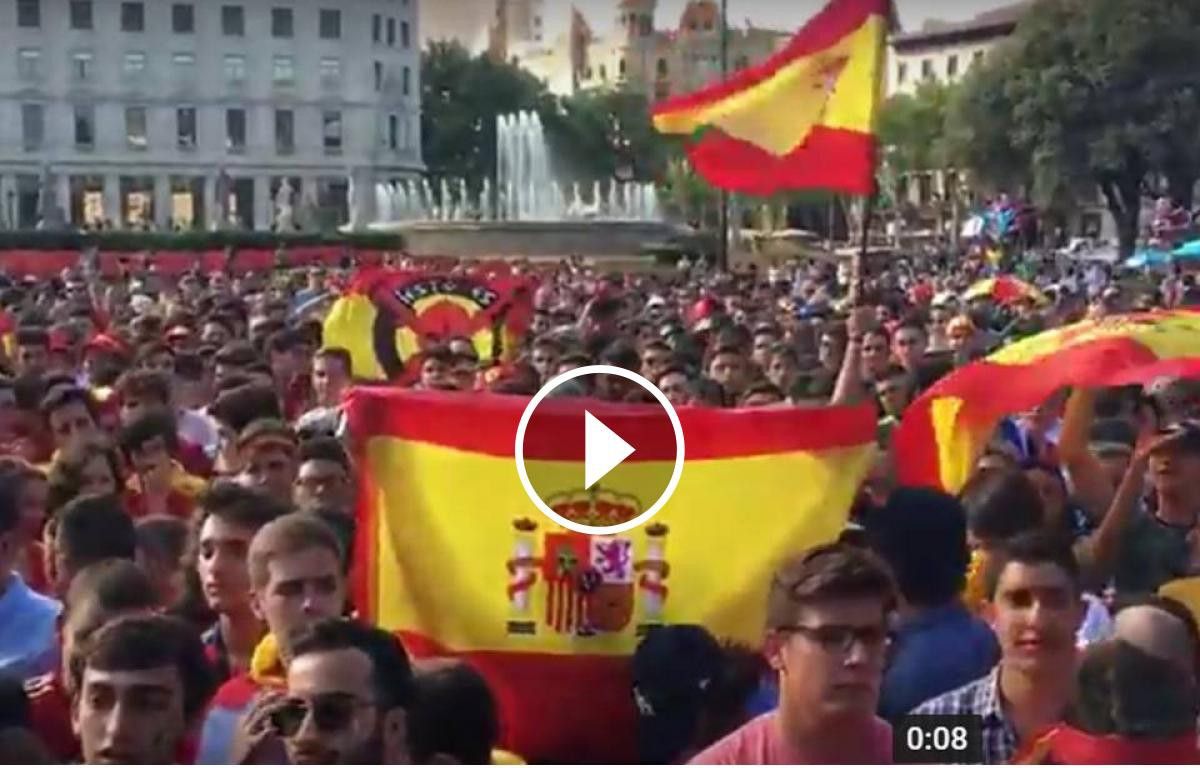 Aficionats de la Selecció  espanyola a la Plaça Catalunya