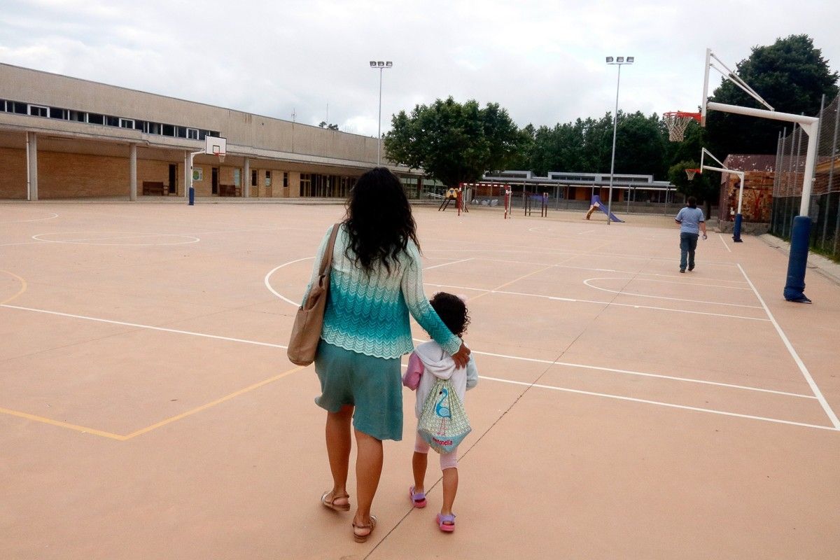  Una mare porta la filla a l'escola Vila-romà de Palamós. 