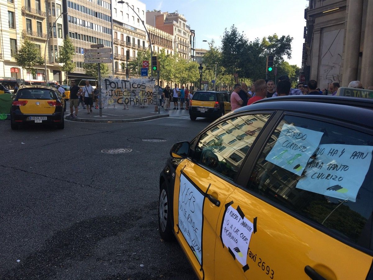 Taxis mobilitzats a la Gran Via de Barcelona