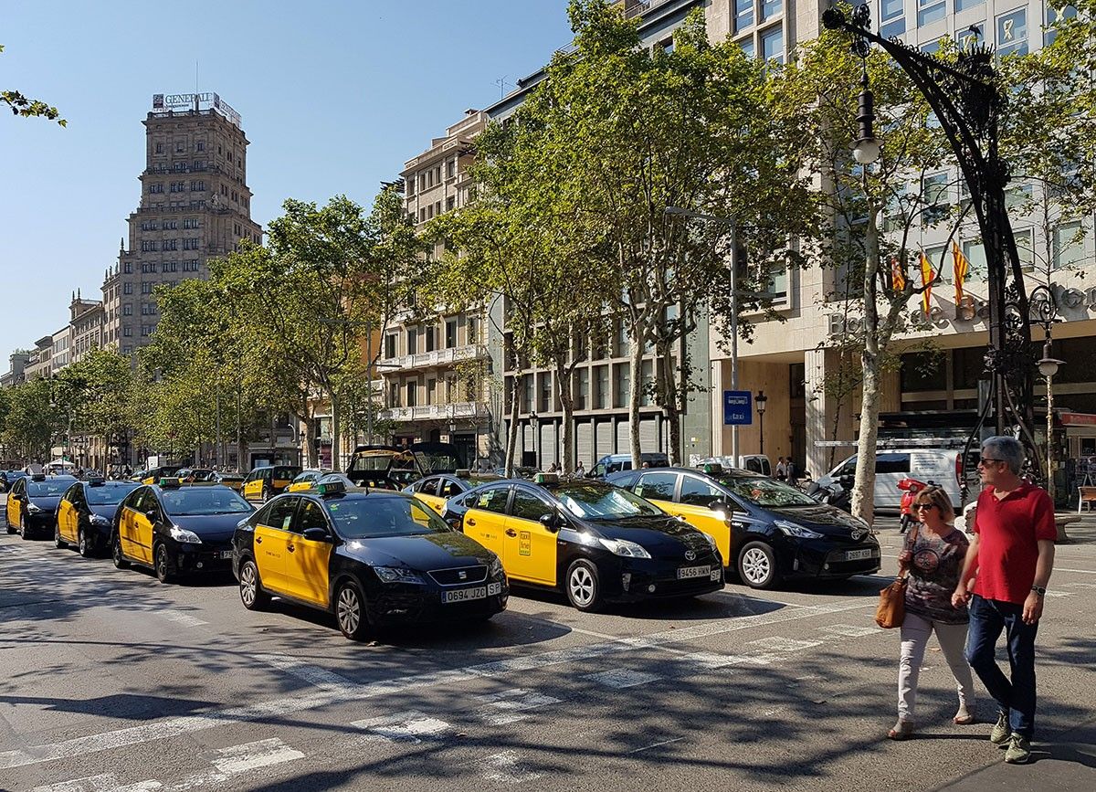 Taxis aturats al passeig de Gràcia de Barcelona per la vaga