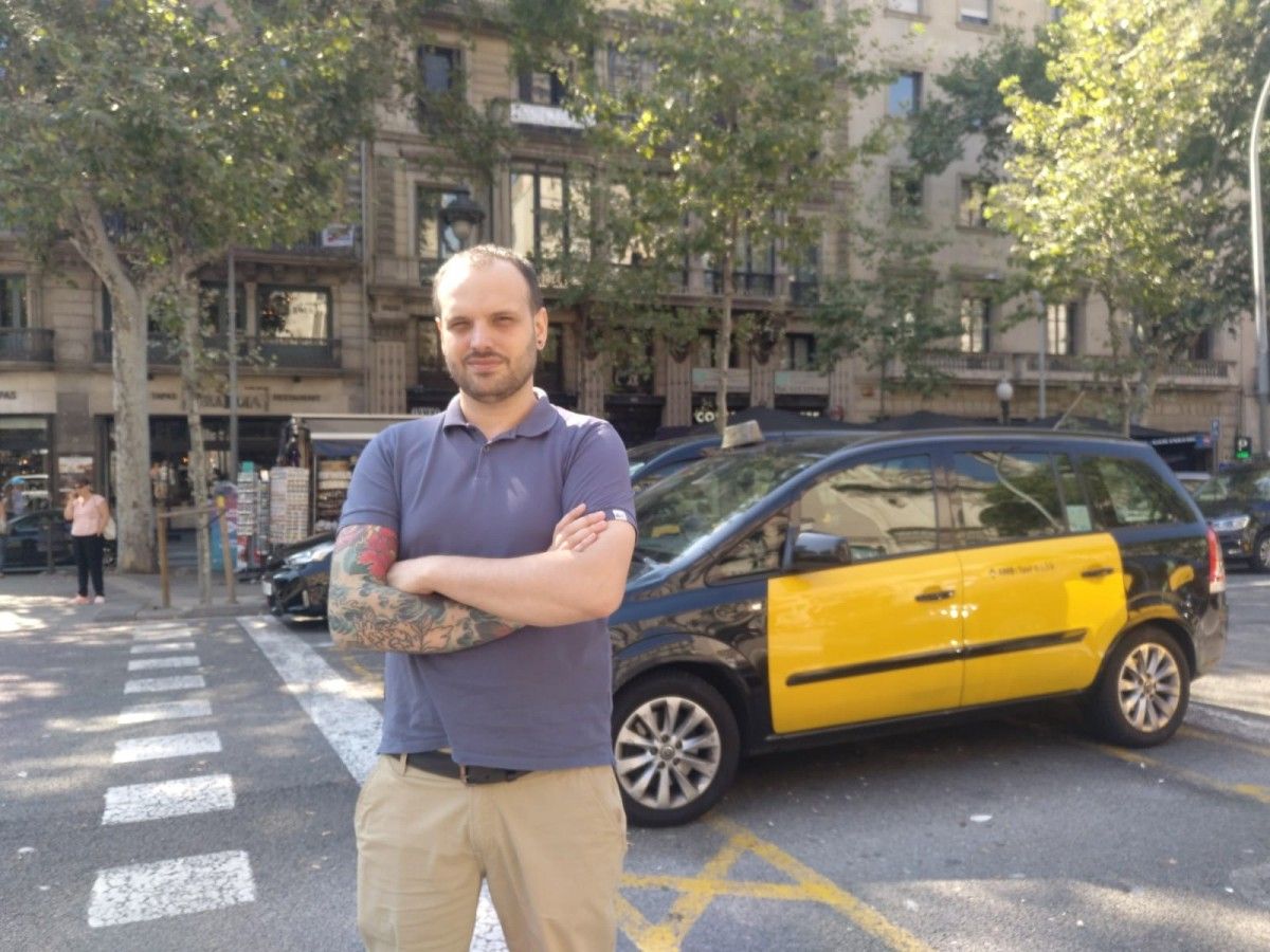 El taxista Agustí Martos, a la Gran Via de Barcelona