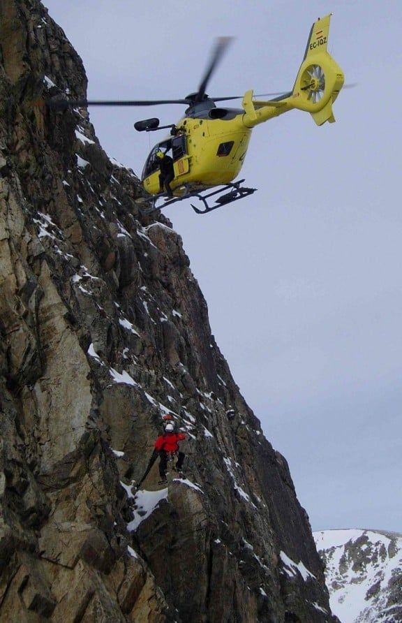 Els Bombers van rescatar l'escalador en helicòpter