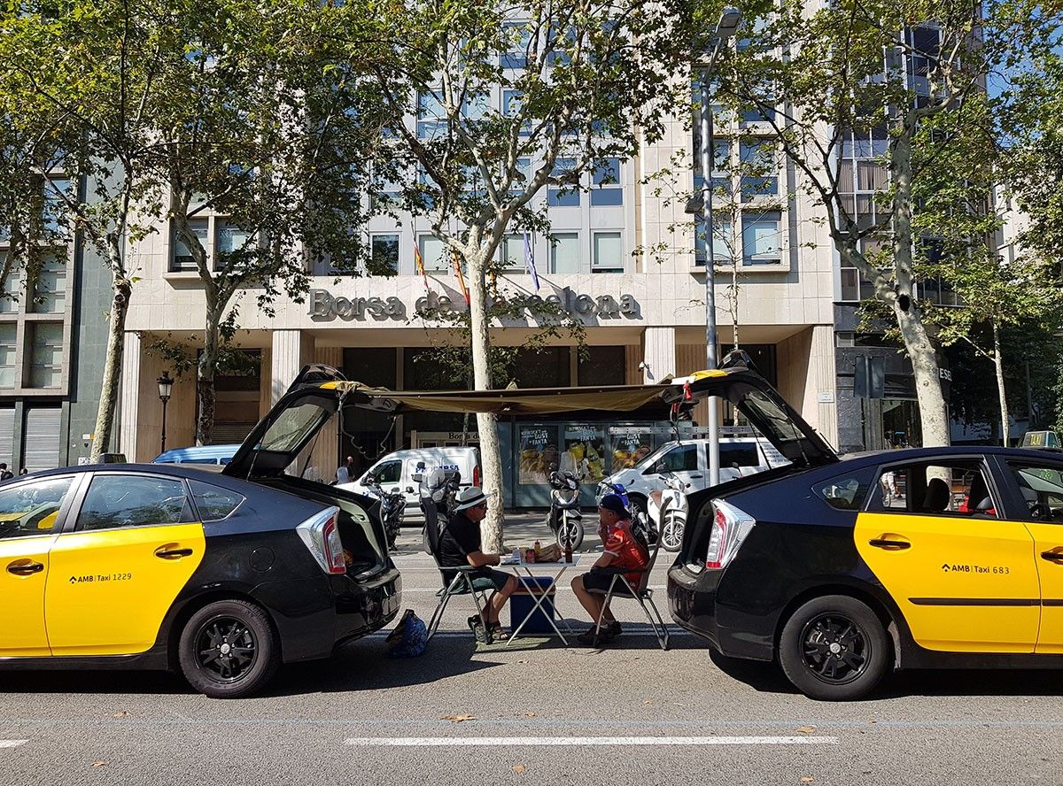 Dos taxistes en vaga al passeig de Gràcia de Barcelona