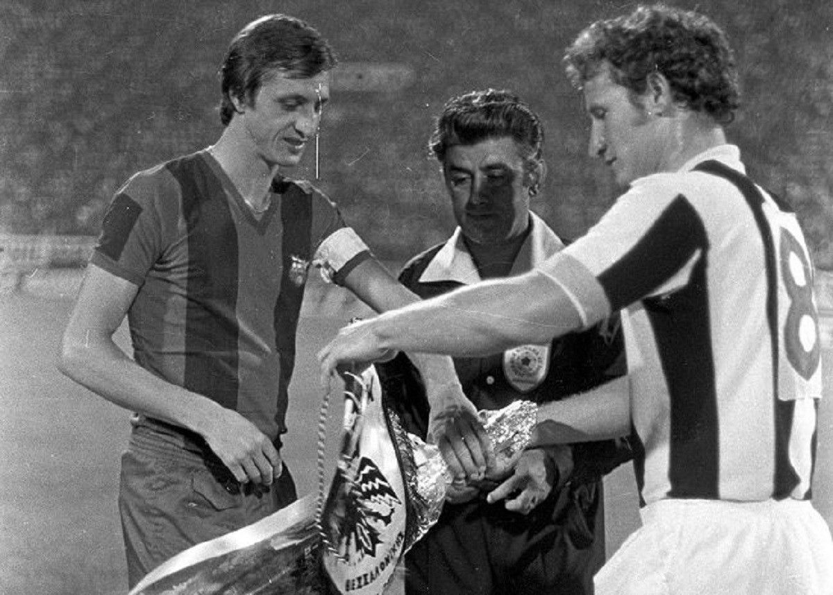 Johan Cruyff i el capità del PAOK, Stavros Sarafis, intercanvien banderins a l’inici del partit d’anada de la primera ronda de la Copa de la UEFA de 1975-76 disputat a Tessalònica