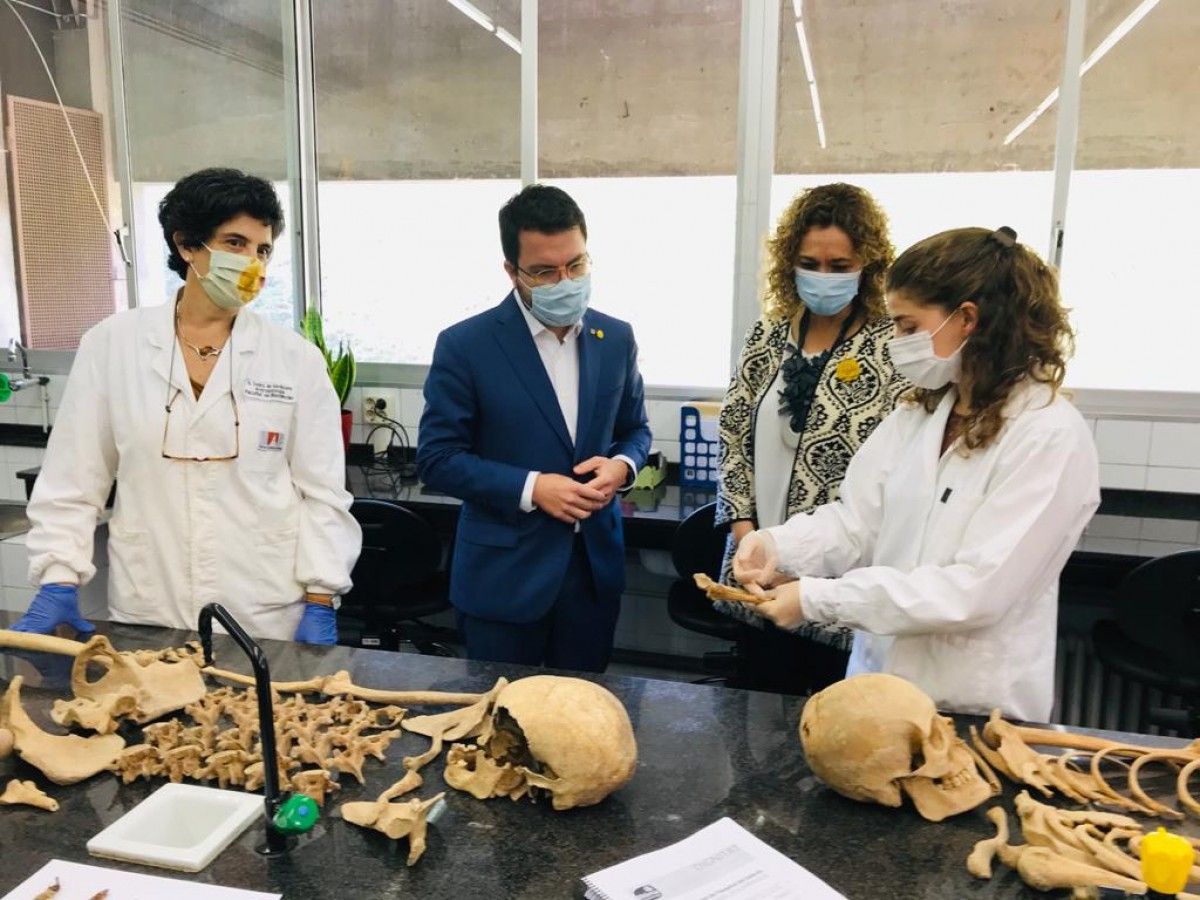 Pere Aragonès i Ester Capella durant la visita a un laboratori de la UAB sobre restes de fosses.