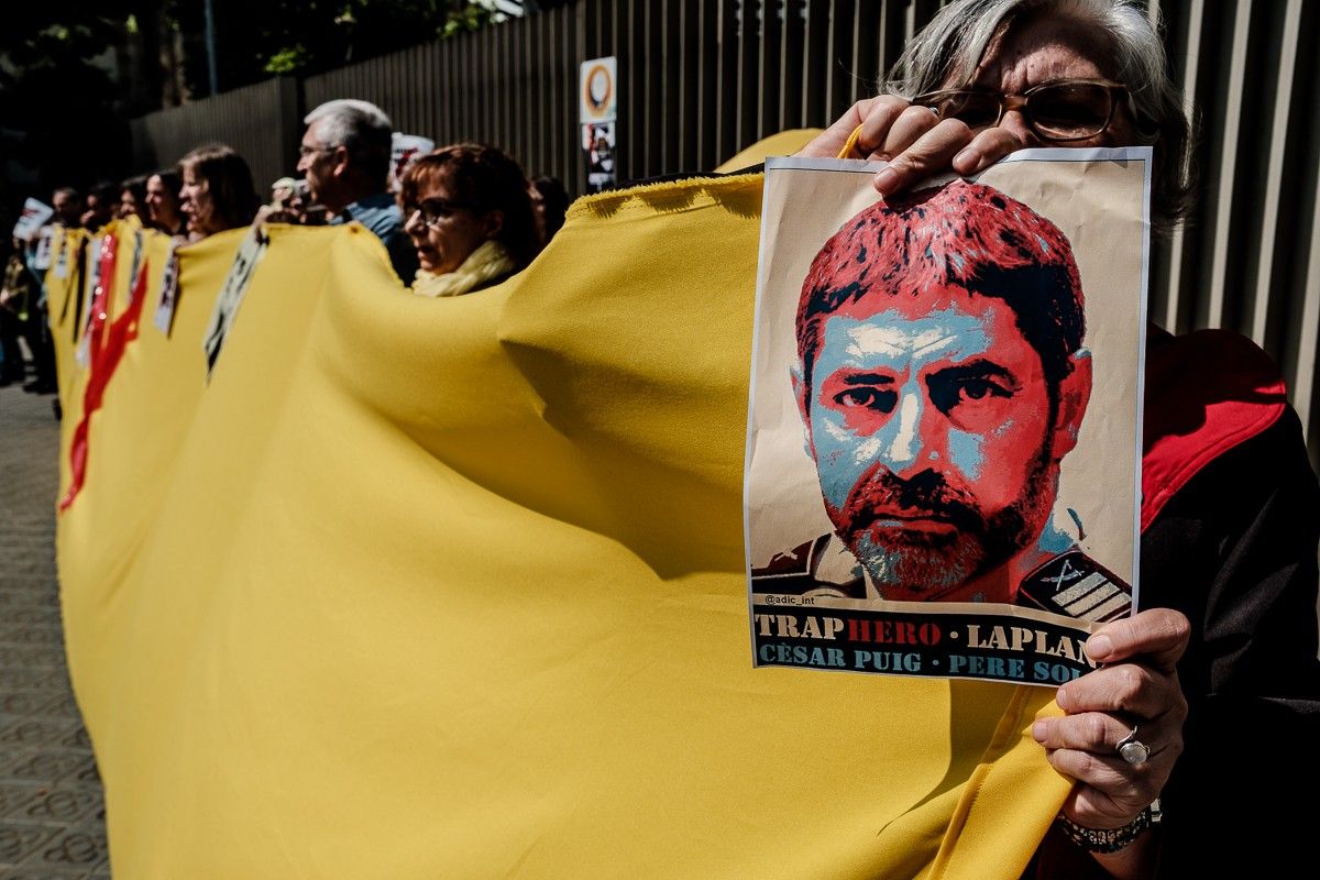 Protesta per la llibertat dels presos polítics davant la seu del Departament d'Interior