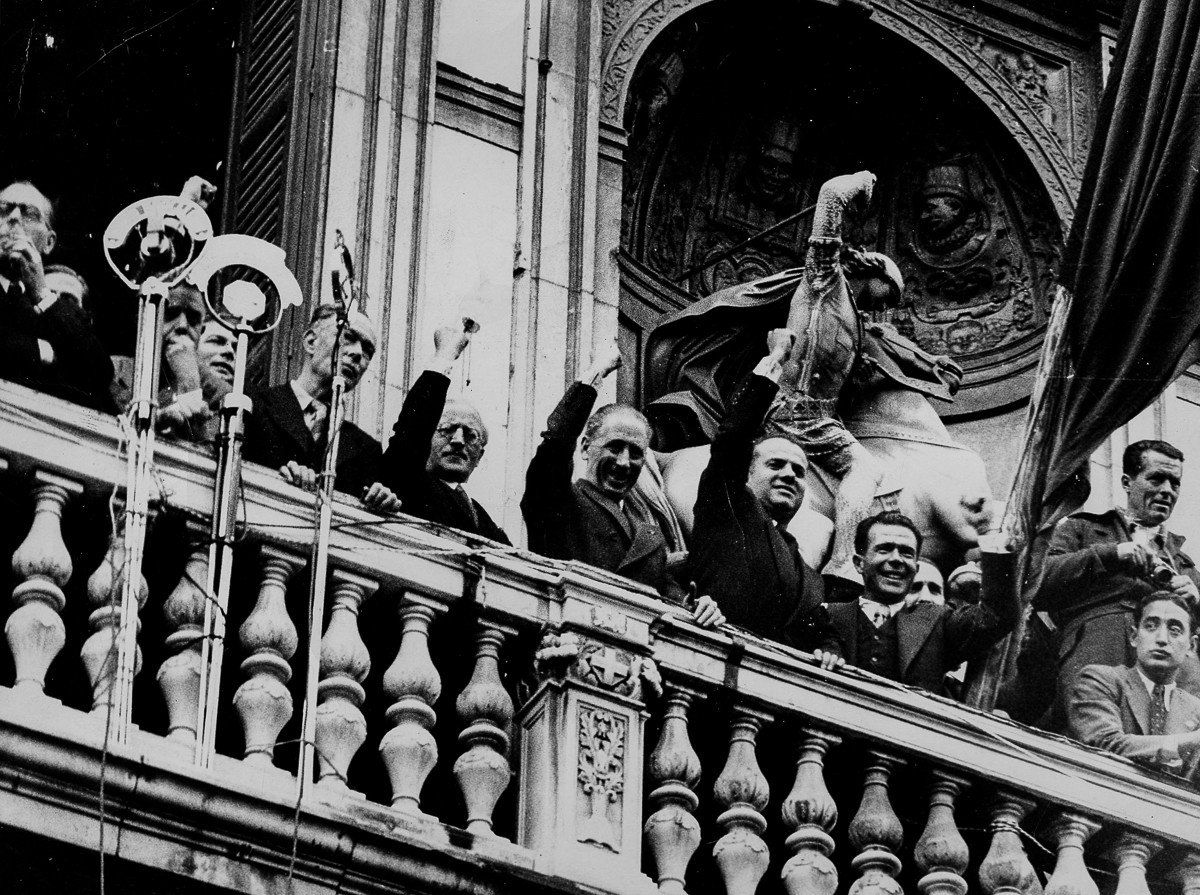 Joan Comorera, Jaume Aguadé, el consol rus, Antonov-Ovseenko, Lluís Companys entre altres al balcó del Palau de la Generalitat.