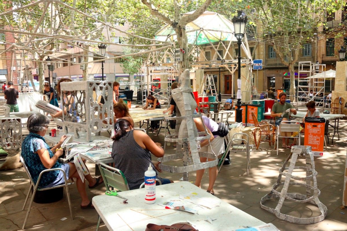 Els veïns de la Plaça Rovira ultimen la decoració en el marc de la Festa Major de Gràcia