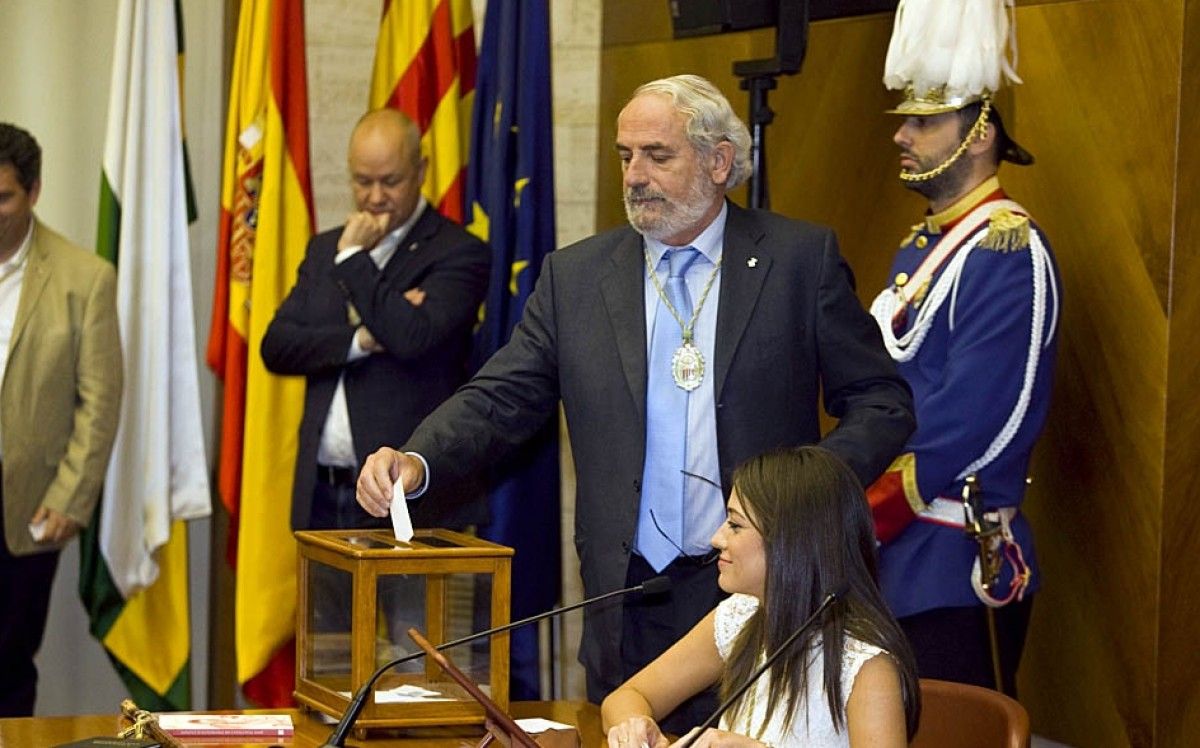 Manel Giménez, votant el dia de la investidura de Juli Fernàndez