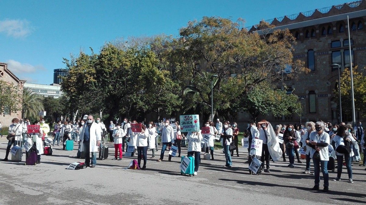 Metges de l'atenció primària, protestant a les portes de la conselleria de Salut en el segon dia de vaga