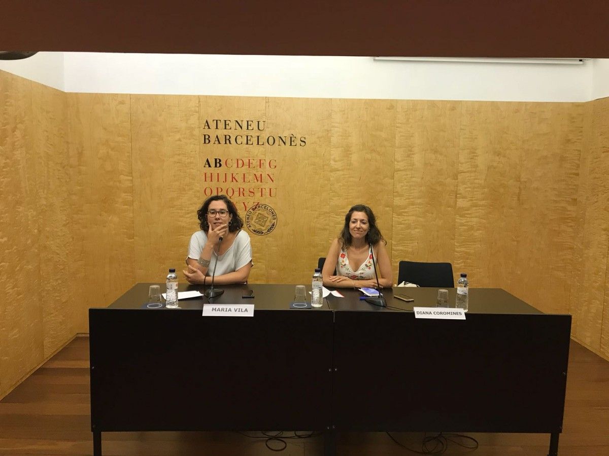 Maria Vila i Diana Coromines, impulsores del projecte, en roda de premsa a l'Ateneu Barcelonès