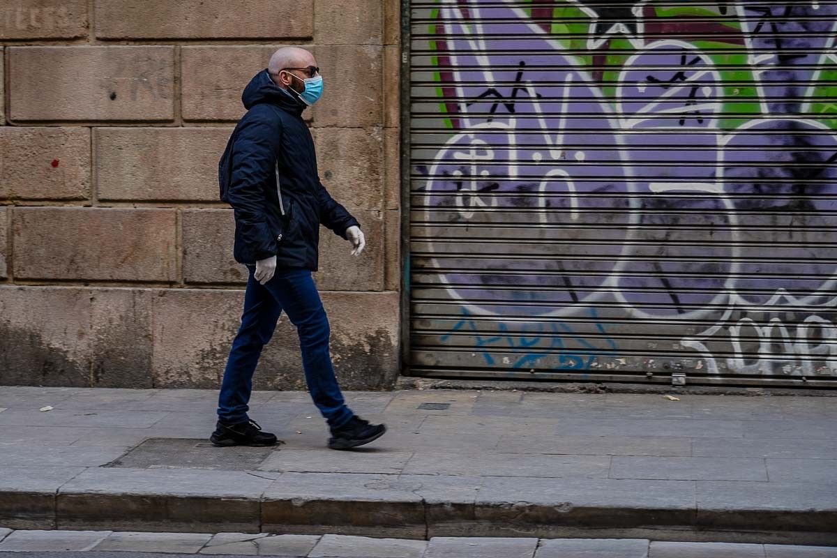 Un vianant camina amb mascareta pel centre de Barcelona
