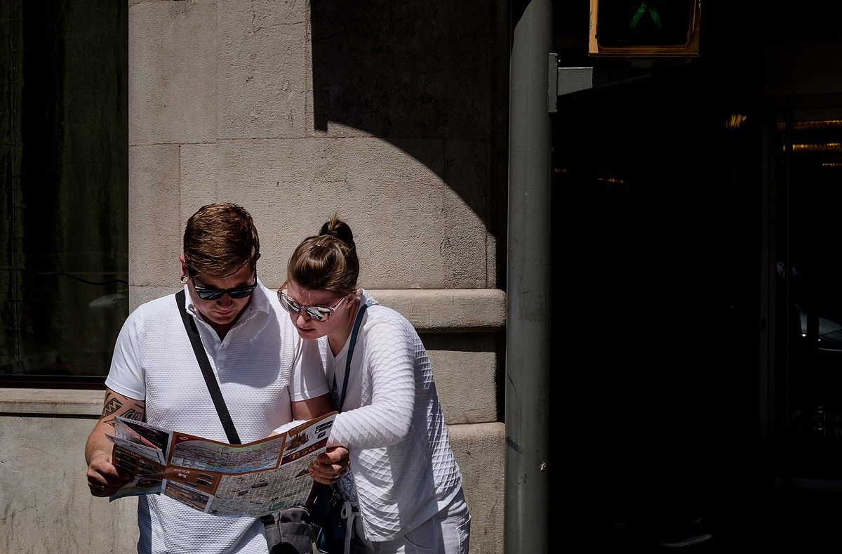 Una parella de turistes consulta un mapa de Barcelona