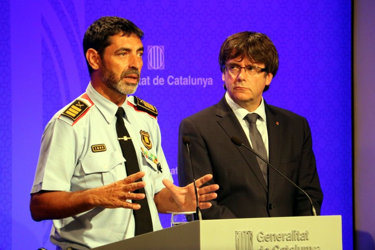 Josep Lluís Trapero, en roda de premsa amb Carles Puigdemont després dels atemptats