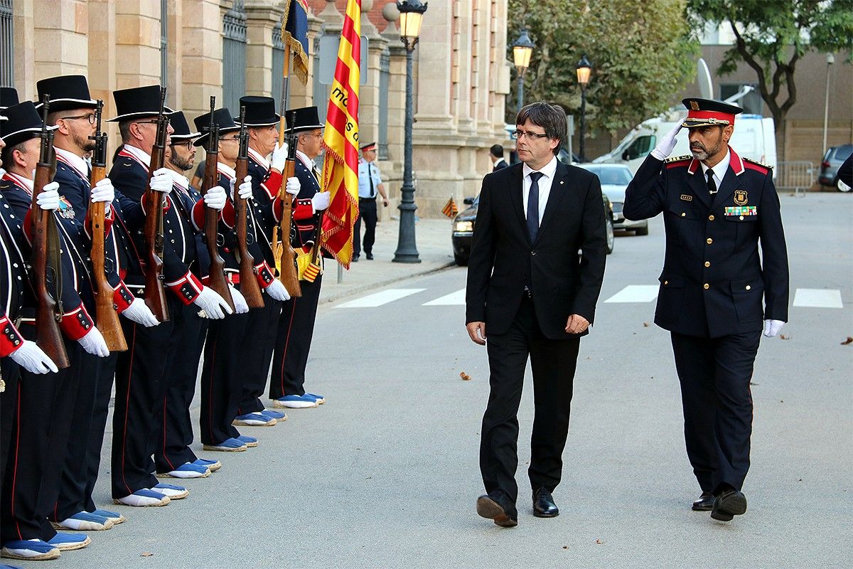 Puigdemont i Trapero, junt a altres mossos, la vigília de la Diada de 2017.
