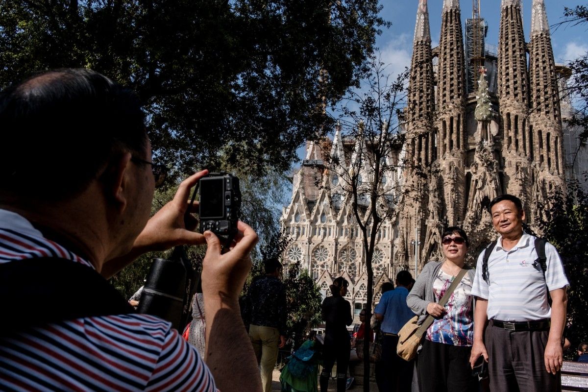 Uns turistes es fotografien davant la Sagrada Família