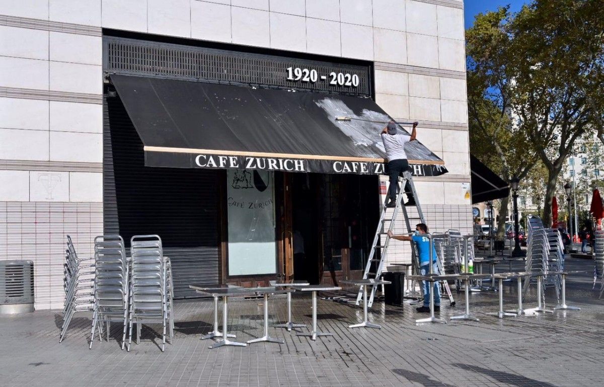El popular cafè Zurich de Barcelona, tancat