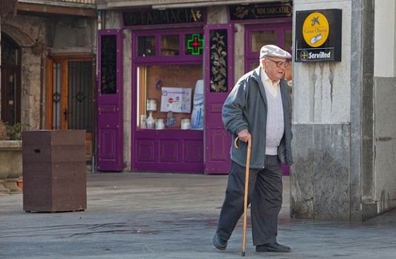 Un jubilat passejant per la plaça Sant Eudald de Ripoll.