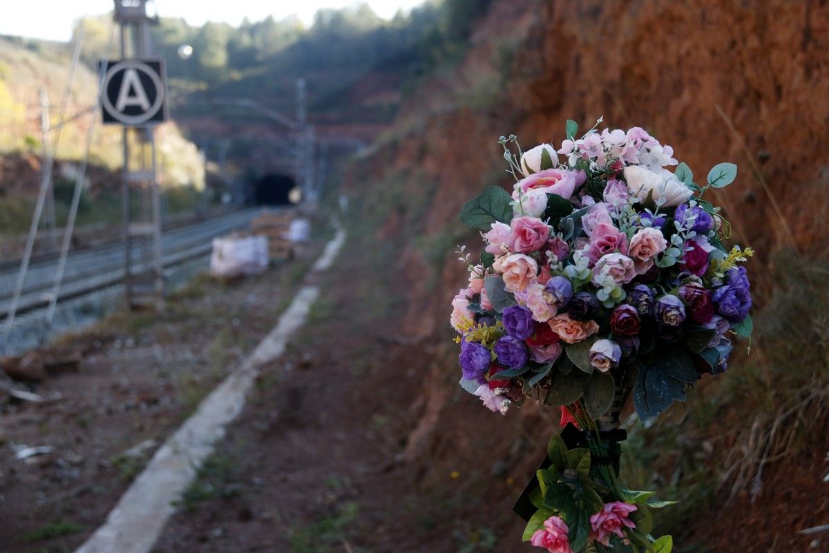 Un ram de flors al punt on es va produir l'accident de tren de Vacarisses