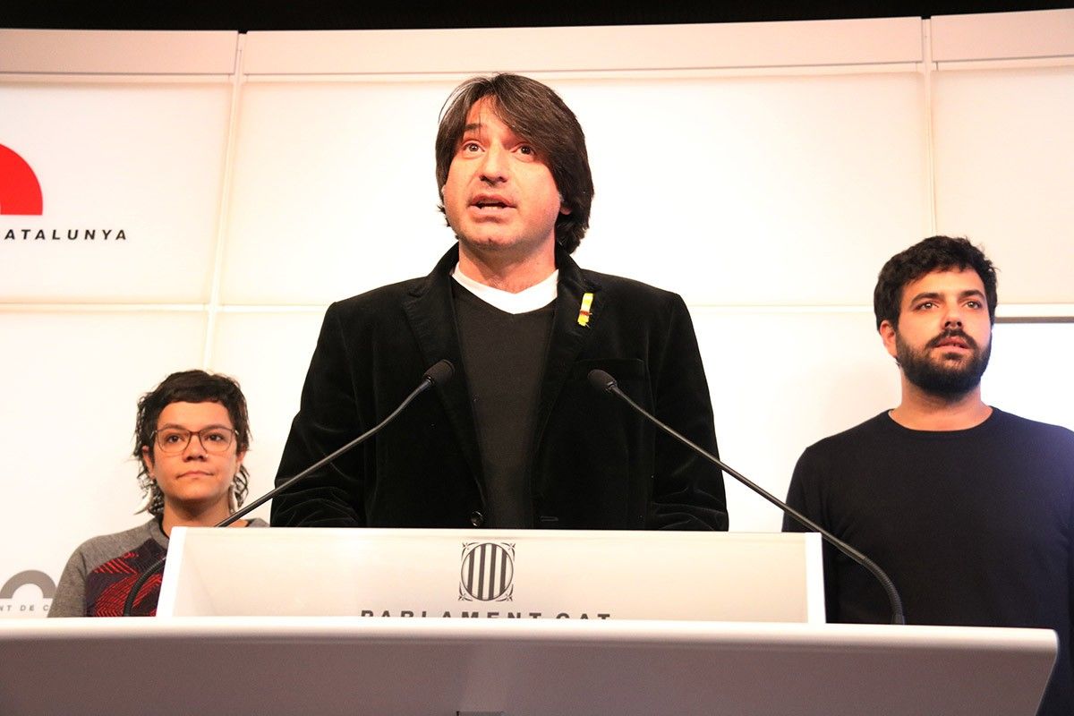 Natàlia Sànchez (CUP), Francesc de Dalmases (JxCat) i Ruben Wagensberg (ERC), en una roda de premsa conjunta.