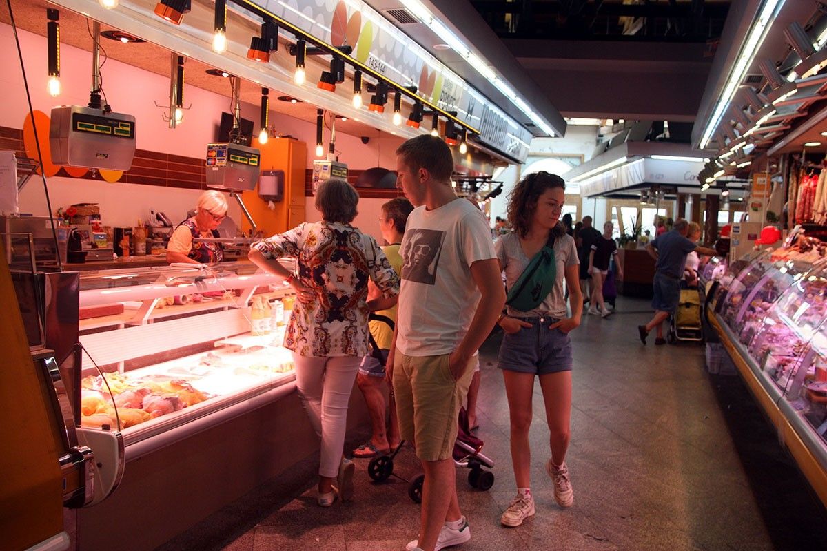 Uns turistes al mercat de Santa Caterina