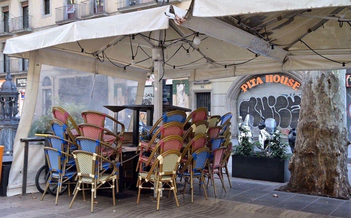 La terrassa d'un bar tancada a Barcelona