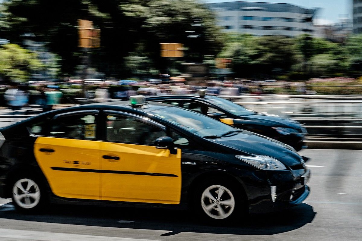 Dos taxis al centre de Barcelona