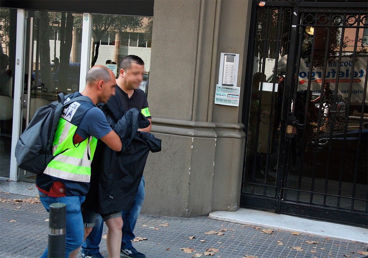 Agents de la policia s'emporten detinguda una dona al restaurant Yubari de Barcelona