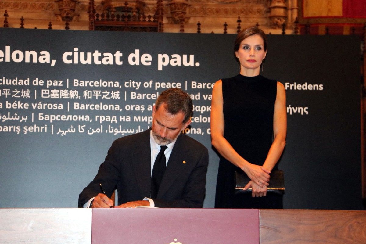 Felip VI i Letícia signen el llibre de condol en els actes d'homenatge de l'any passat