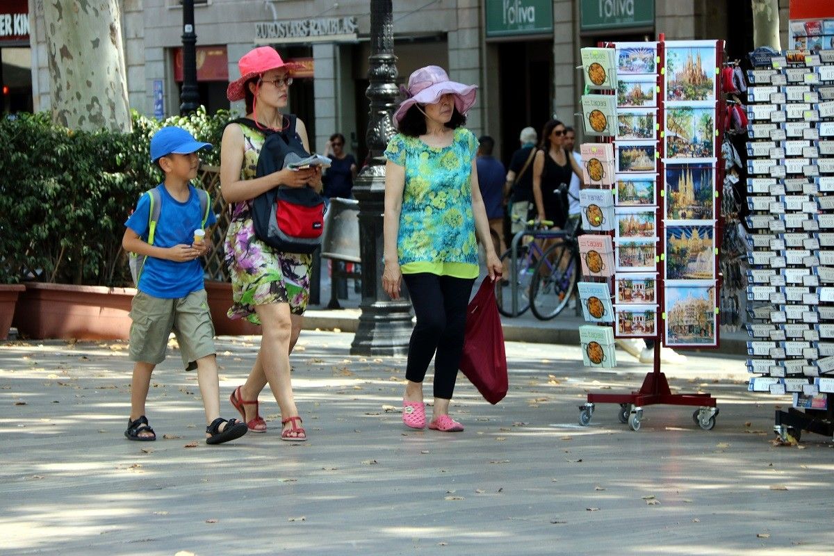 Imatge de turistes comprant a la Rambla de Catalunya de Barcelona