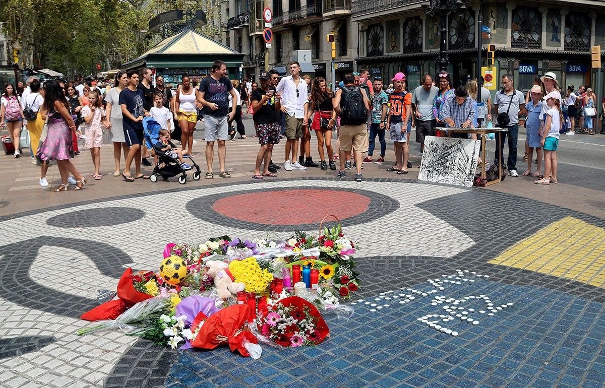 Rams de flors a la Rambla en record de les víctimes del 17-A