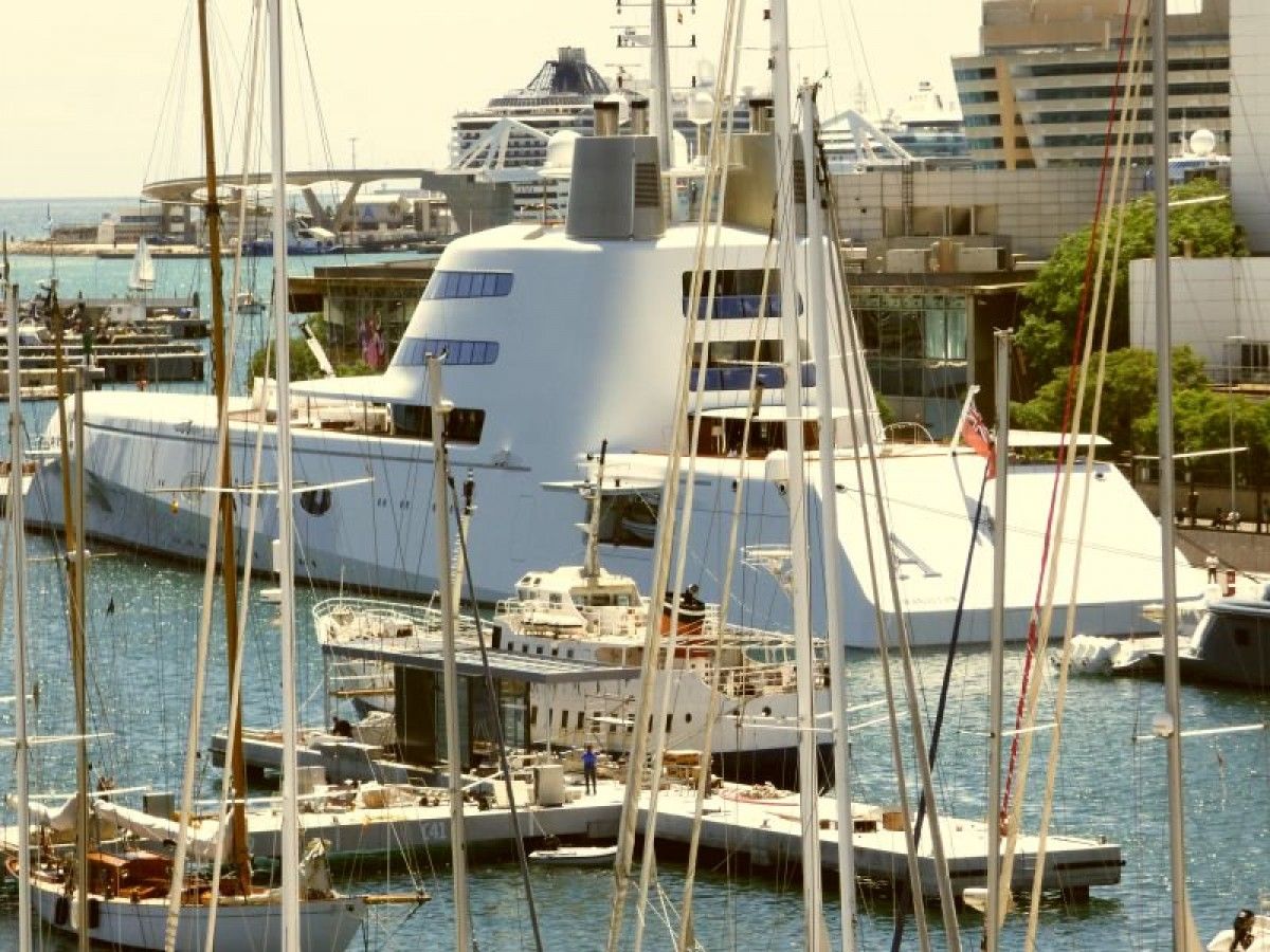 El luxos iot A Hamilton atracat al port Vell de Barcelona.