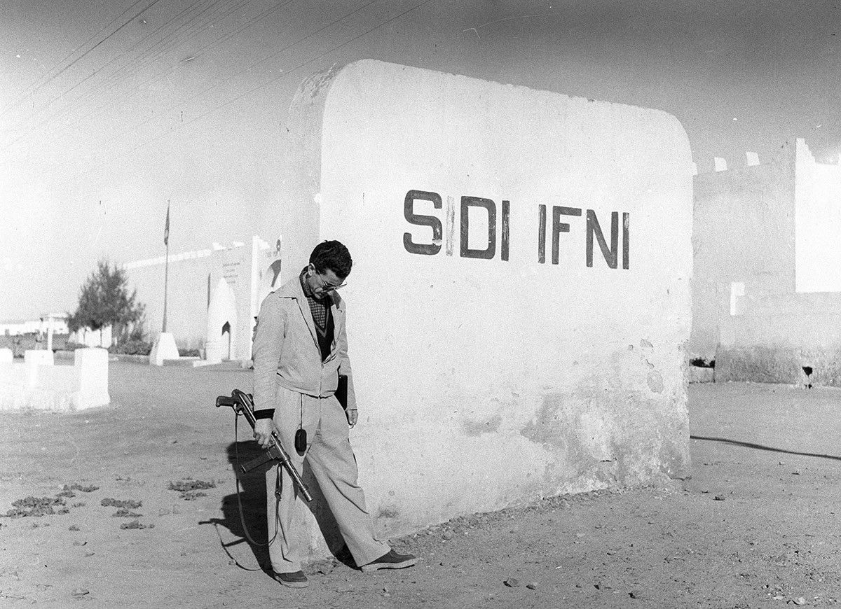 Un milicià posa amb la seva arma als afores de Sidi Ifni, any 1958