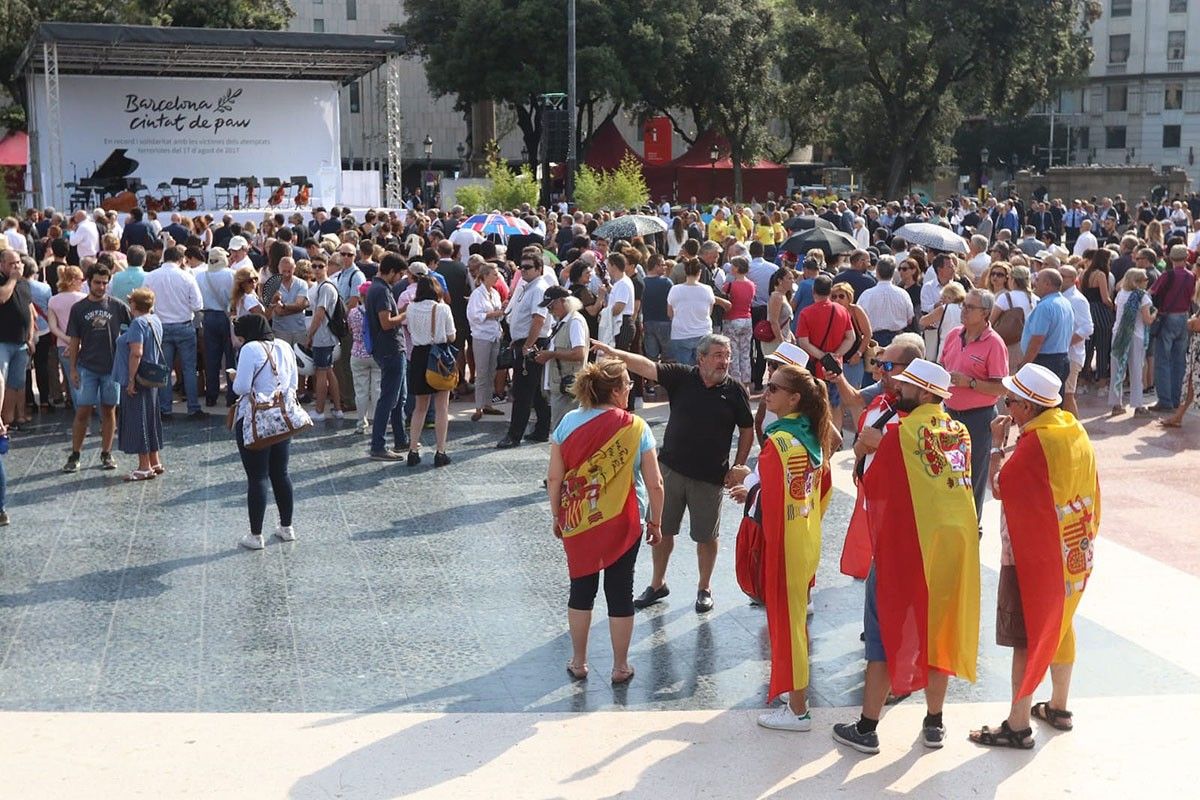 Diversos assistents a l'acte del 17-A amb banderes espanyoles