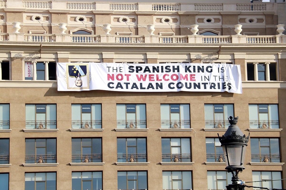 Pancarta contra el rei a la plaça de Catalunya durant l'aniversari del 17-A