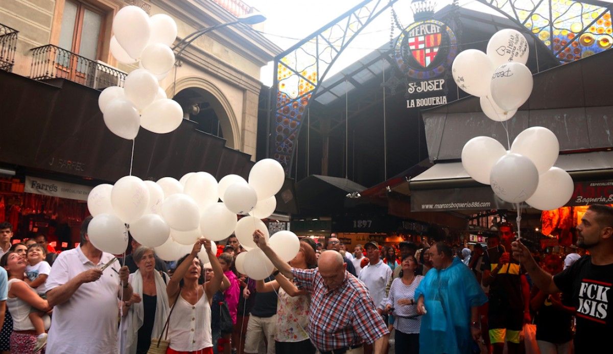 Comerciants del Mercat de la Boqueria commemoren el 17-A amb un enlairament de globus