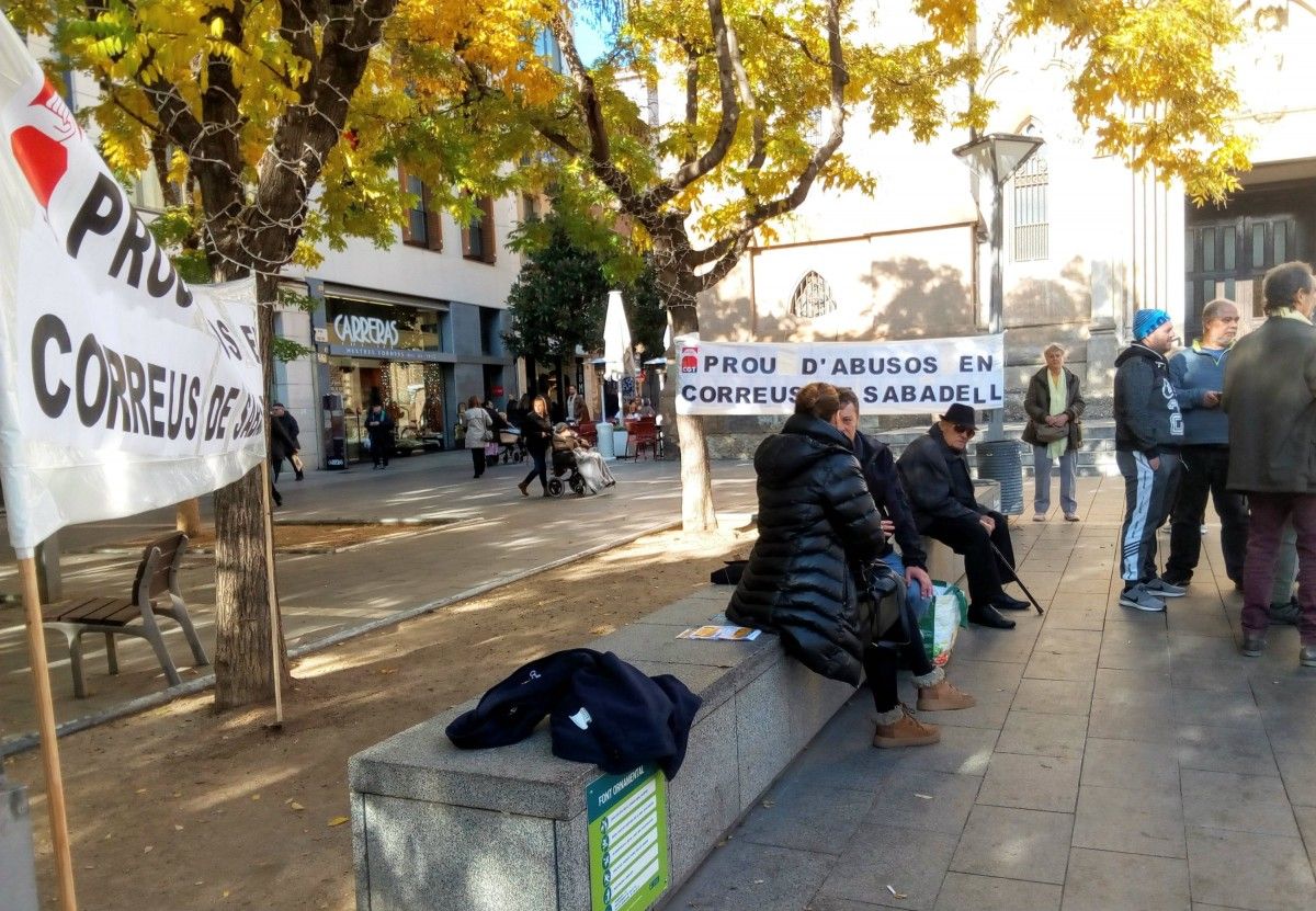 Han posat pancartes per la plaça Sant Roc