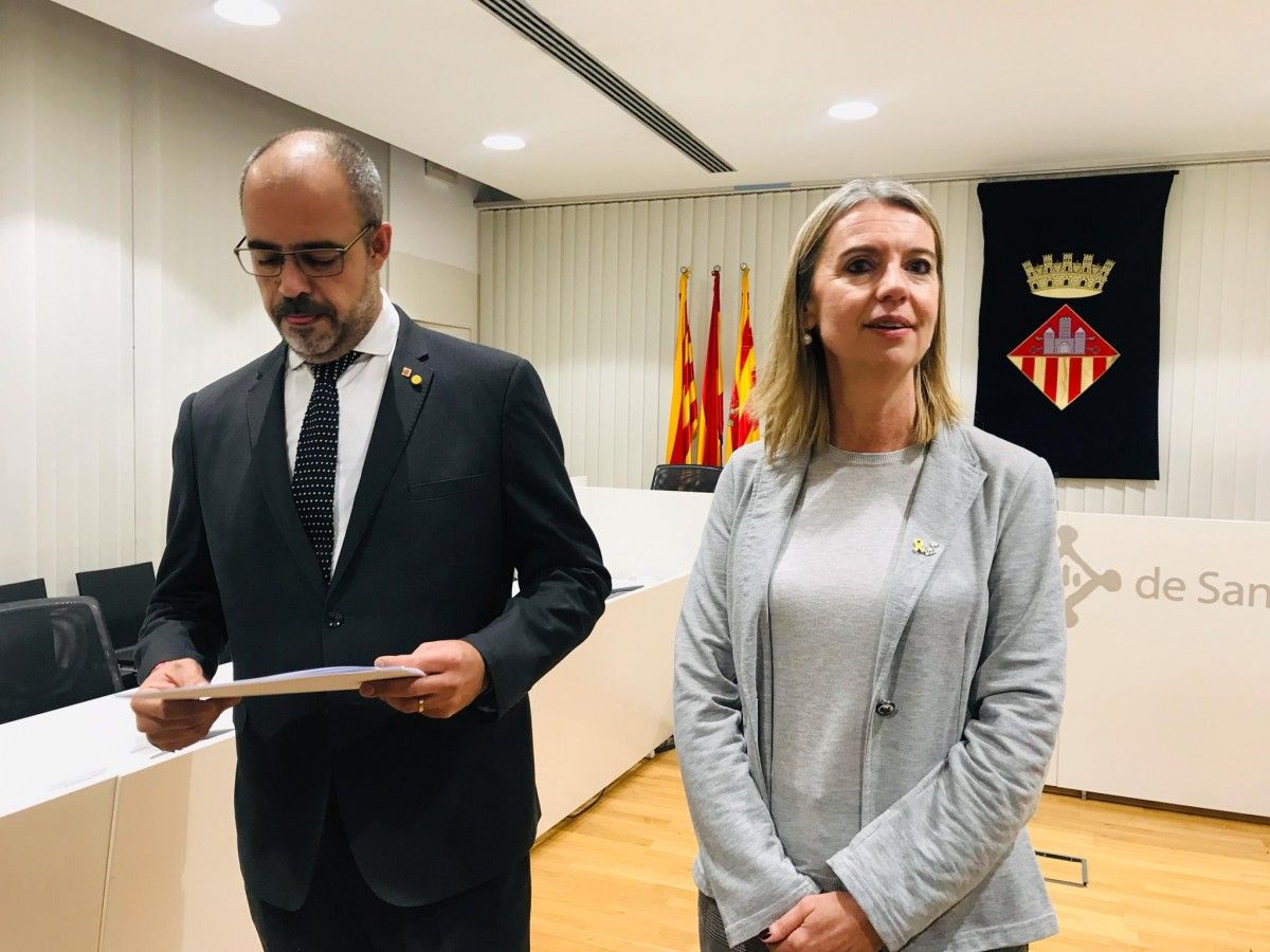 El conseller d'Interior, Miquel Buch, i l'alcaldessa de Sant Cugat, Mireia Ingla després de la Junta Local de Seguretat. 