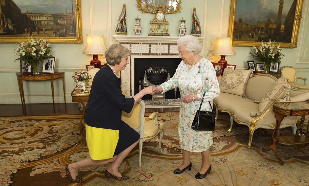 Theresa May, en rebre l'encàrrec de formar govern per part d'Elisabet II