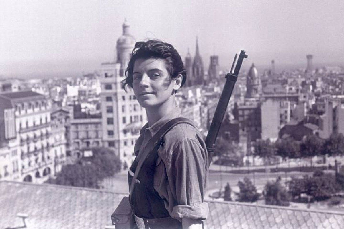 Imatge de la miliciana Marina Ginestà, l'any 1936, a la terrassa de l'Hotel Colon