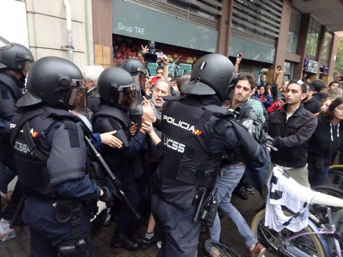 La Policia Nacional espanyola desallotjant un col·legi a Barcelona el dia 1 d'octubre