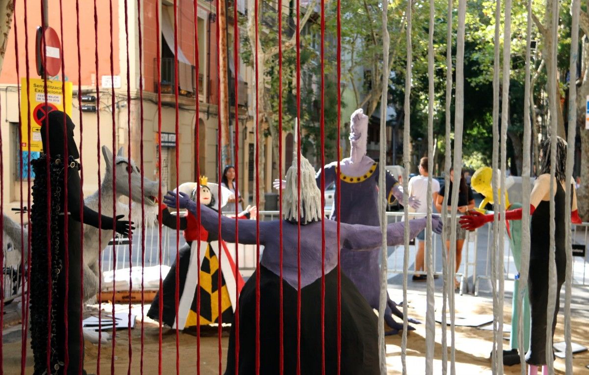 Estampa de l'entrada al carrer Vallespir de Dalt, guarnit amb 'Els dolents de la pel·lícula' per la Festa Major