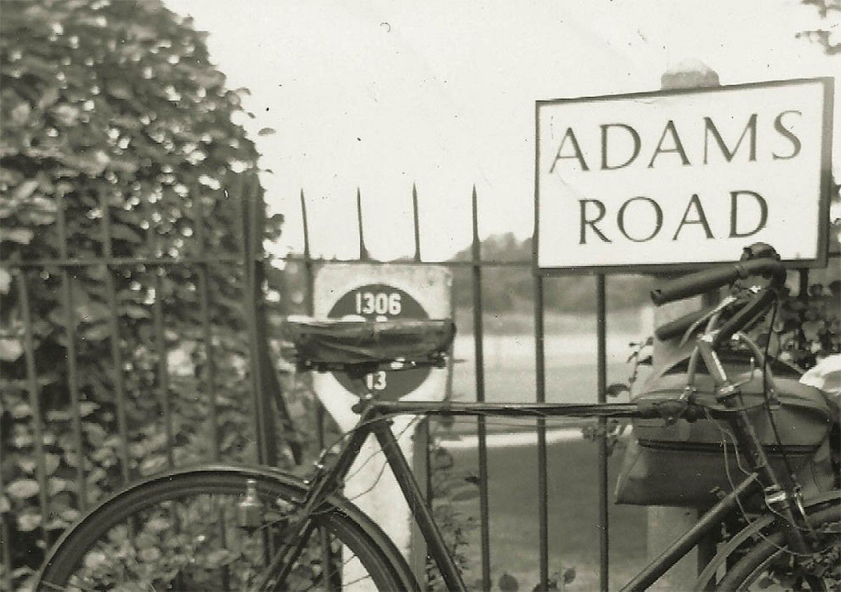 El 9 d'Adams Road (fragment de la coberta del llibre «Alice's»).
