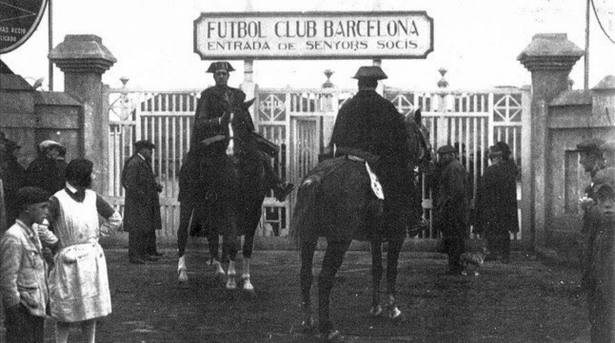 Dos Guàrdies Civils a les portes de l’estadi de Les Corts el 1925