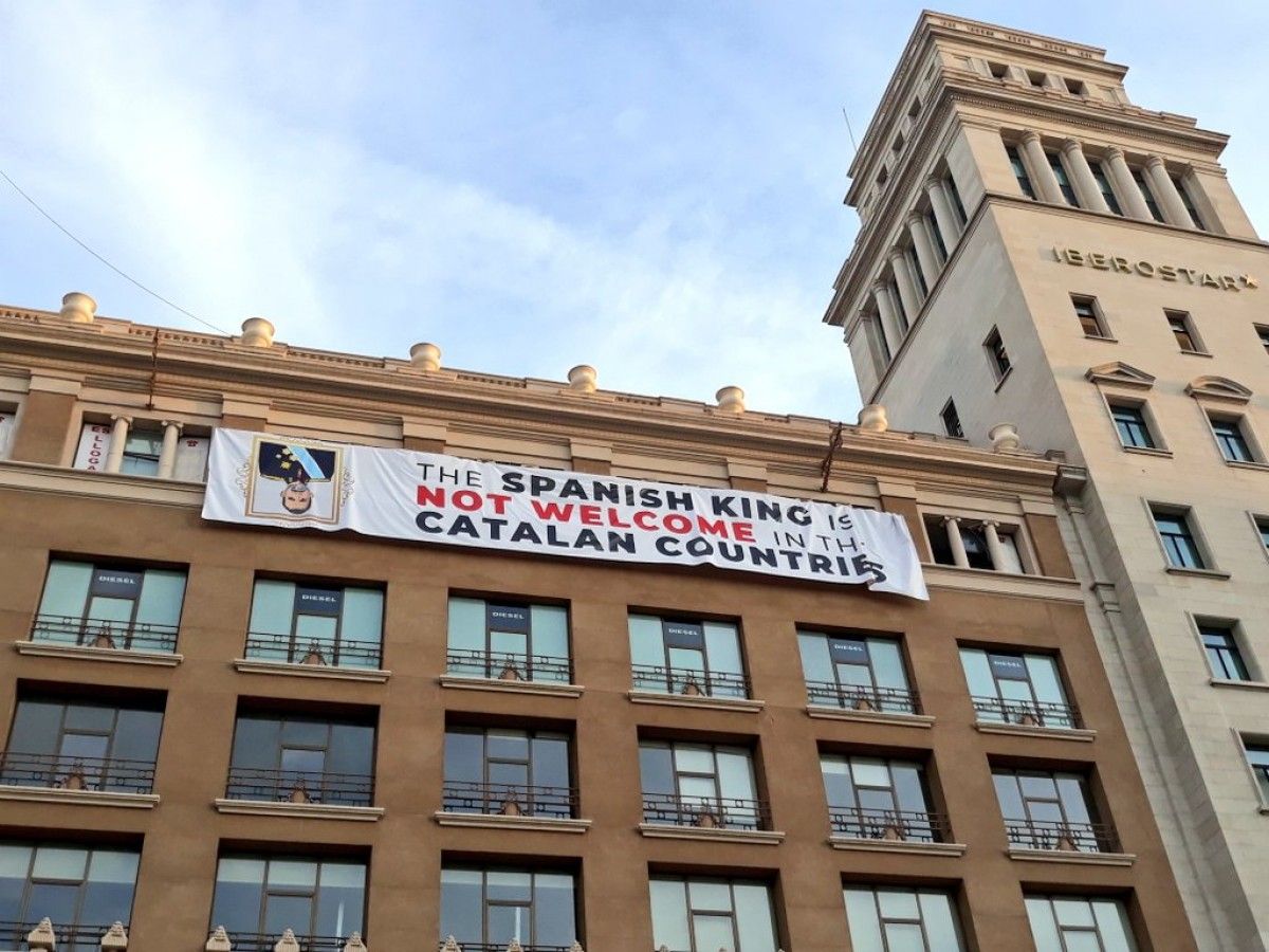 La pancarta contra el rei penjada a plaça Catalunya. 