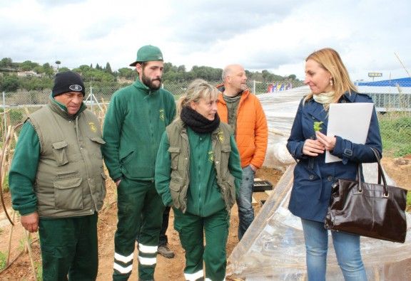 L'alcaldessa de Badia del Vallès, Eva Menor, conversa amb participants del Pla d'ocupació en capacitació agrària.