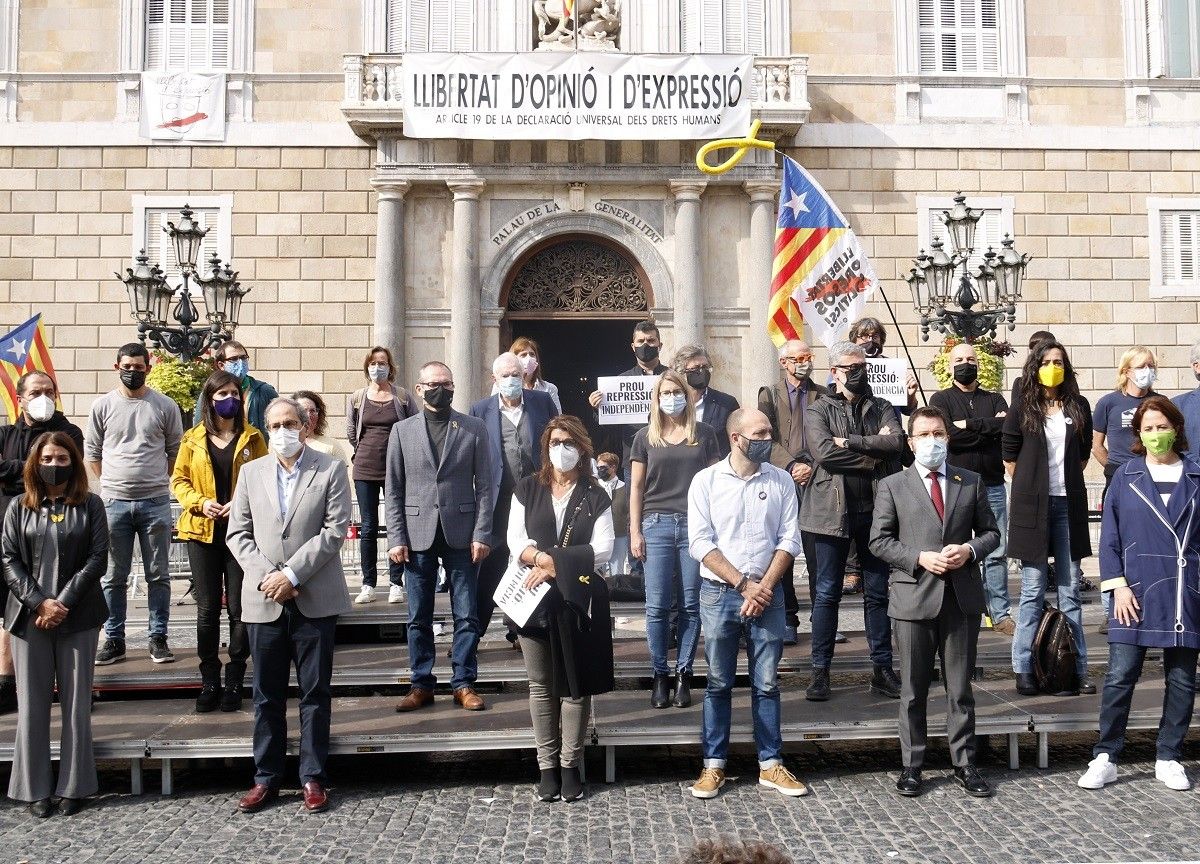 Protesta de representants de l'independentisme a Sant Jaume.